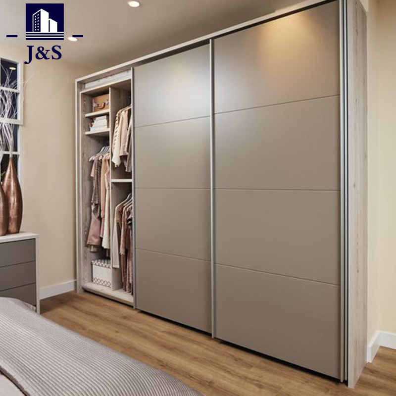 Indbygget walk in closet maker: hvordan man laver et indbygget walk in closet