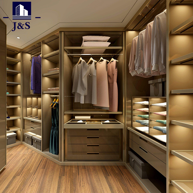 Garderobeskabets detaljerede design skaber en praktisk garderobe