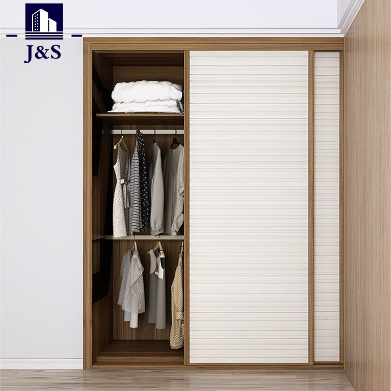 Er den indbyggede garderobe praktisk?