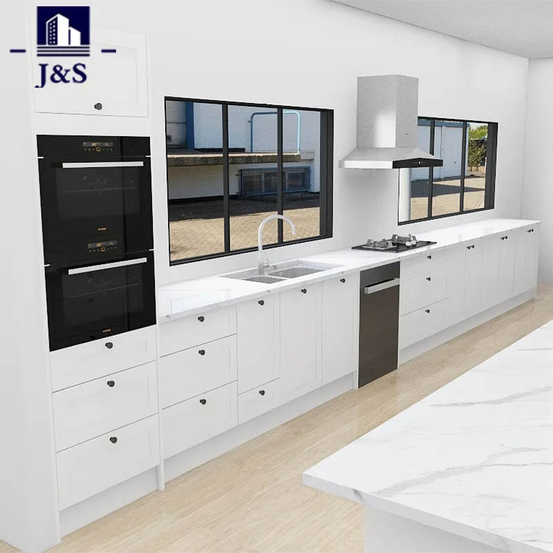 White Shaker Køkken med Marble Island